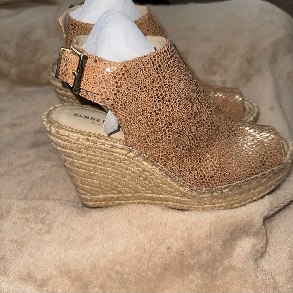 NEW Kenneth Cole Platform Leather Tan Gold Metallic Wedge Sandals Women’s Size 8